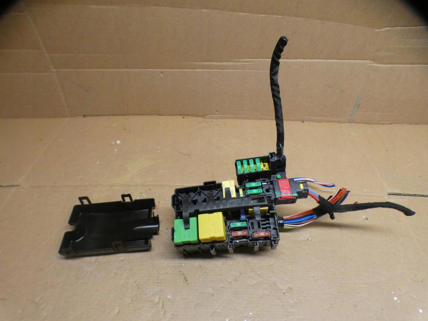 Module fusibles Peugeot 3008 II 9806192580