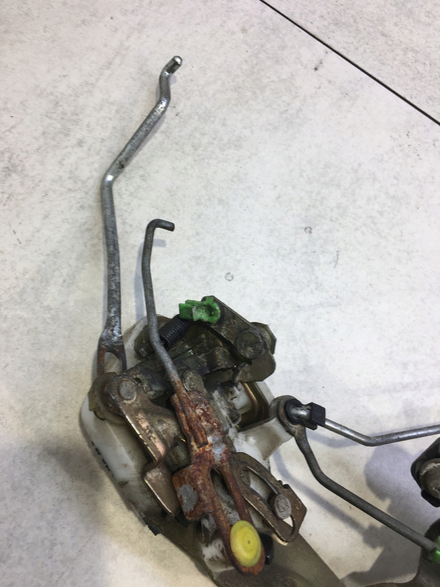 lock door right front SPACE WAGON II MB655572