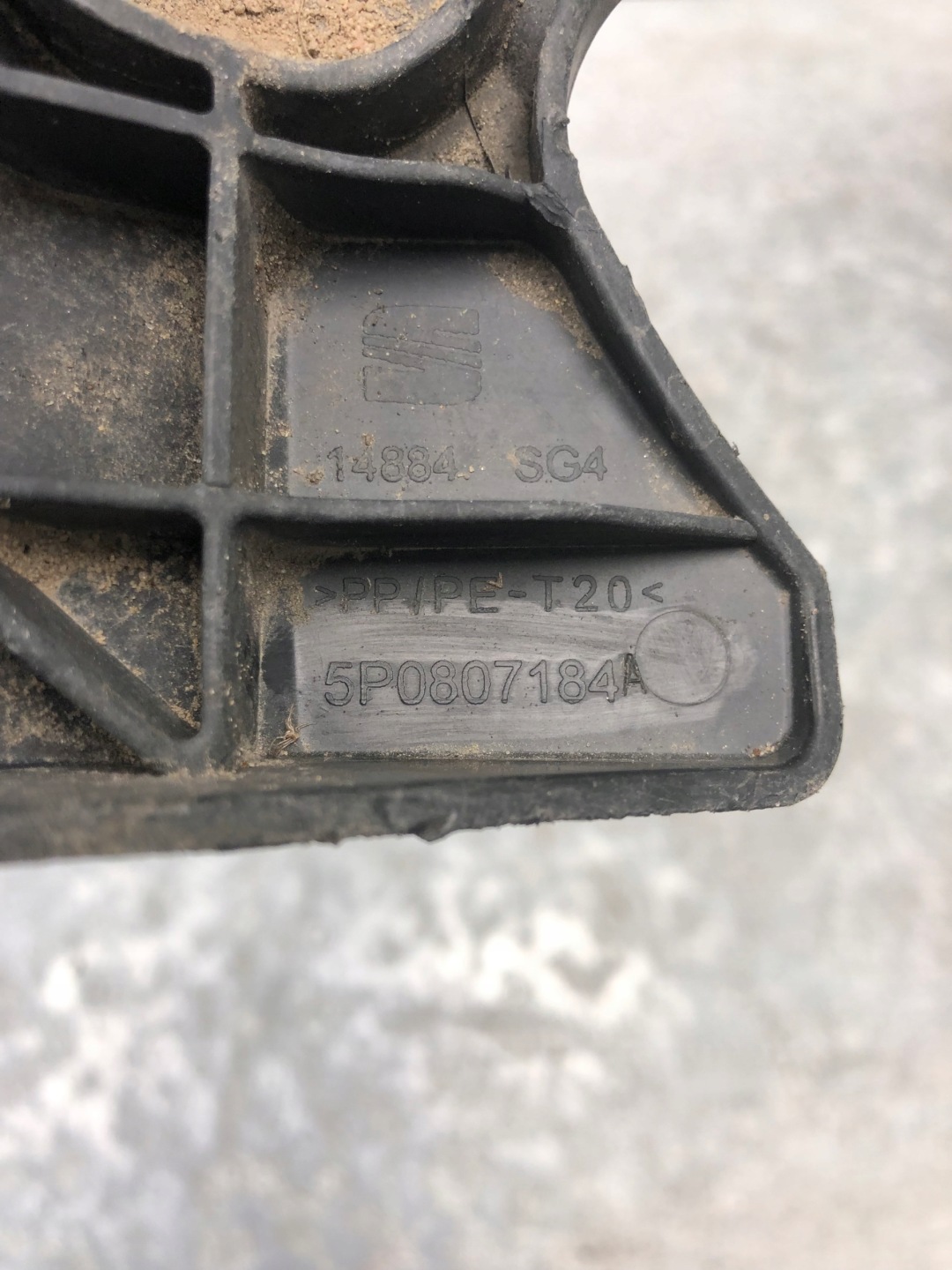 bumper bracket right front SEAT ALTEA 5P0807184A