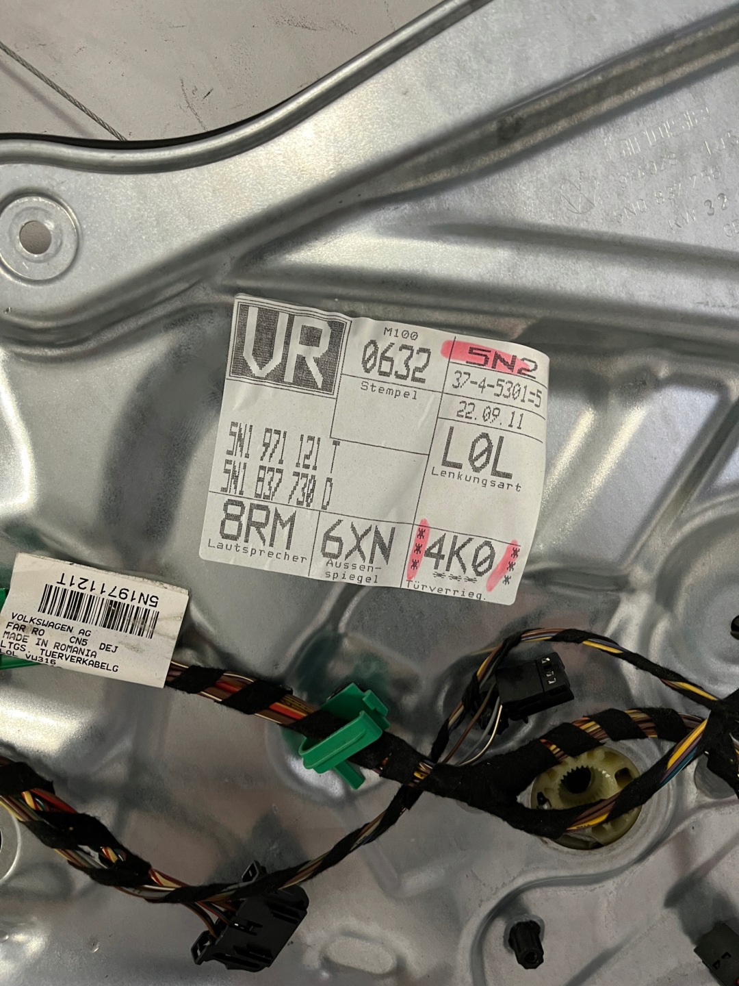 window regulator mechanism right front VW TOGUAN and 5N1837730D