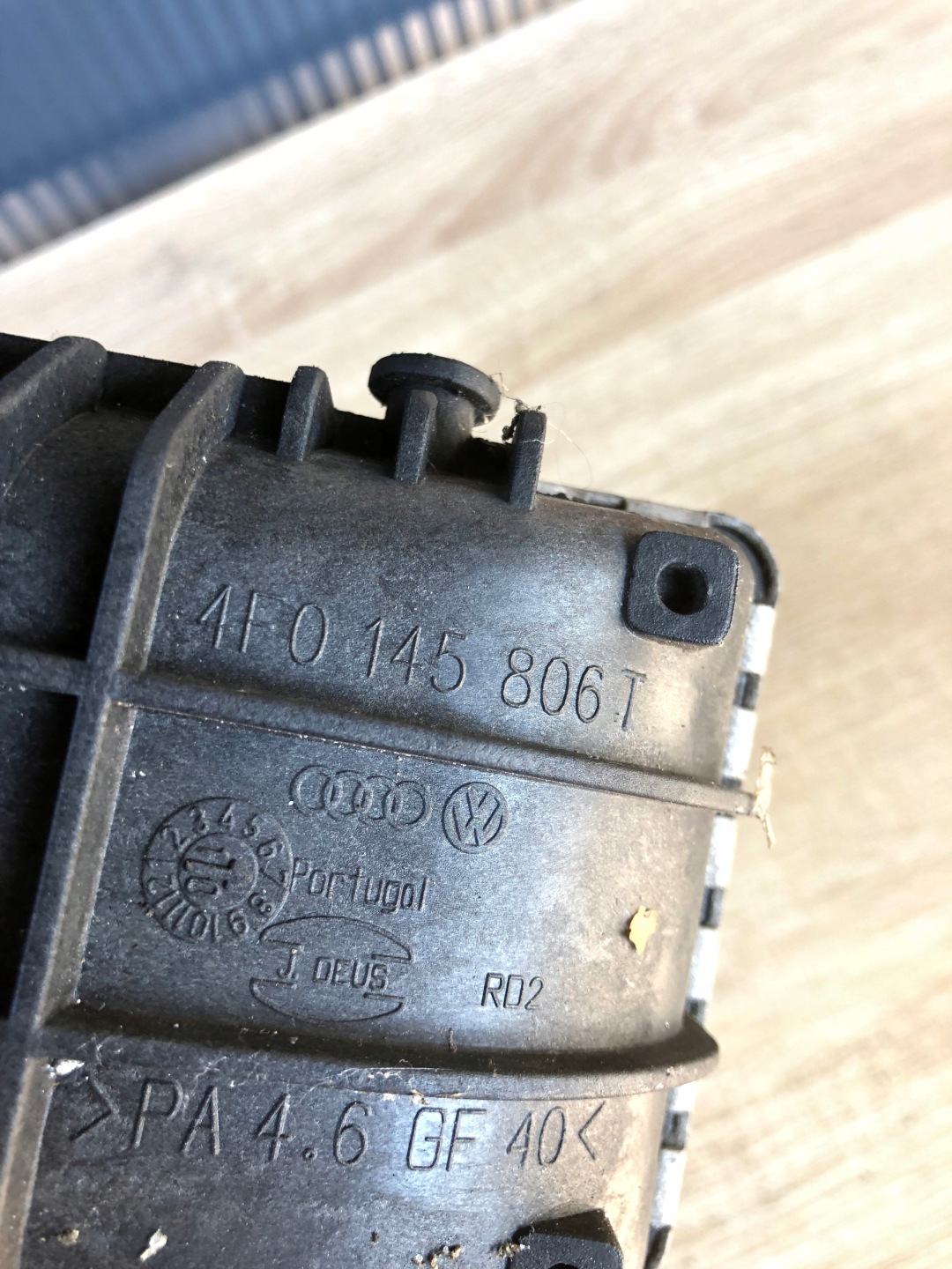 intercooler pravý AUDI A6 C6 4F0145806T