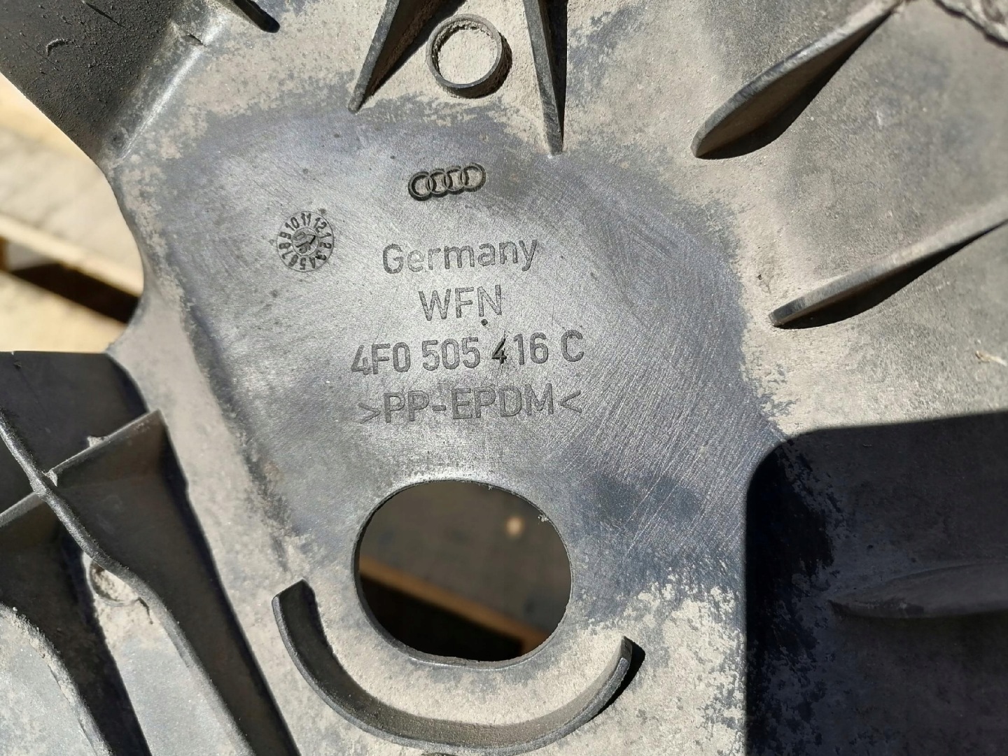 AUDI A6 C6 Blende Abdeckung des Querlenkers rechts heck 4F0505416C