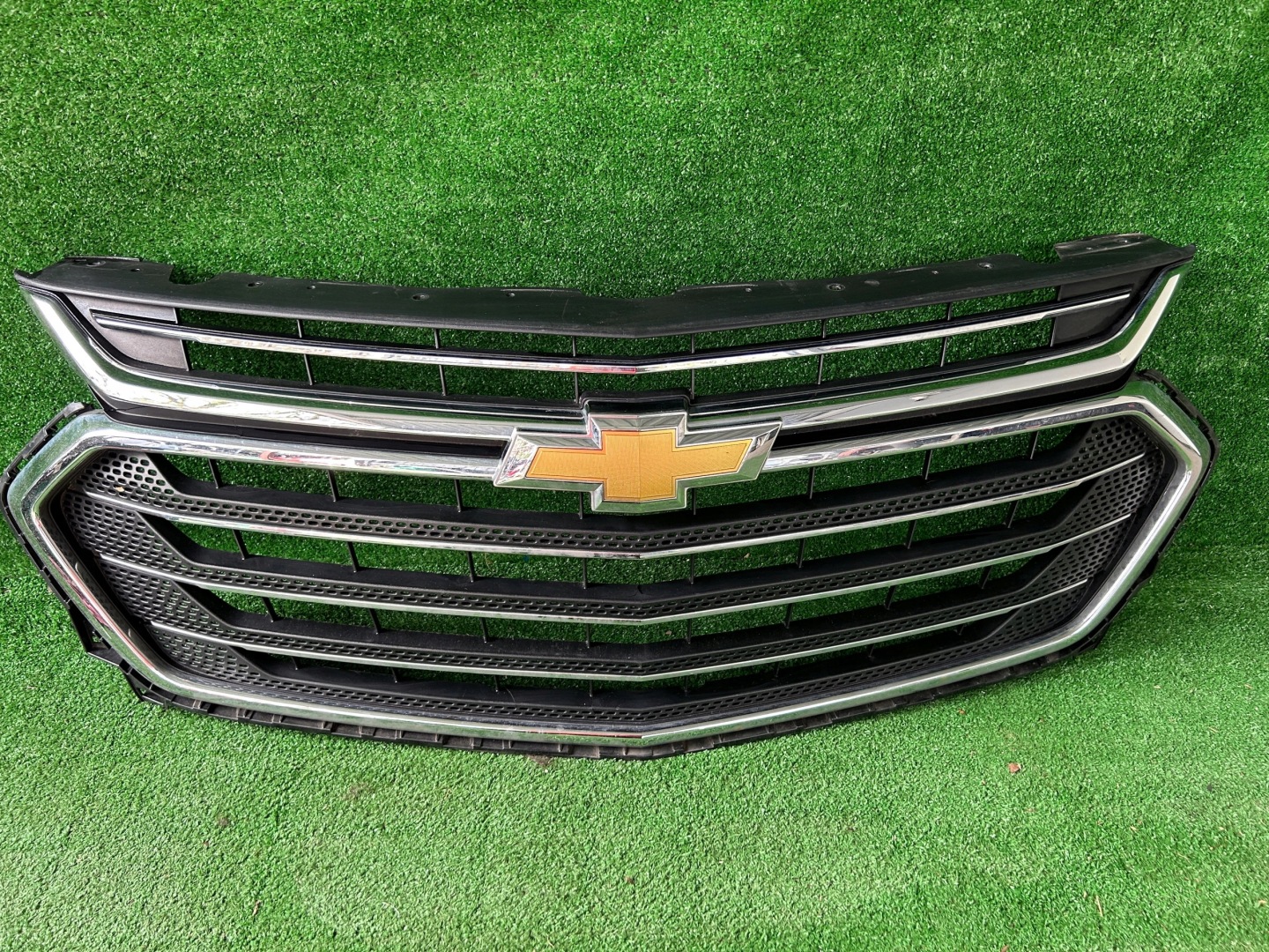 Chevrolet Traverse hűtőrács mask 18- 23376131