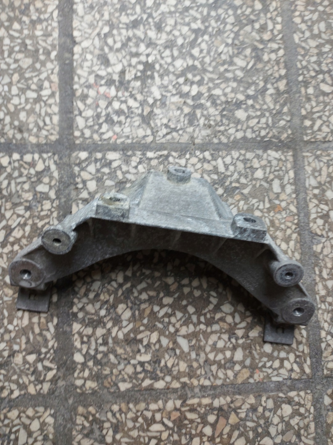 support holder BMW X5 E70 X6 E71 7137238 OE