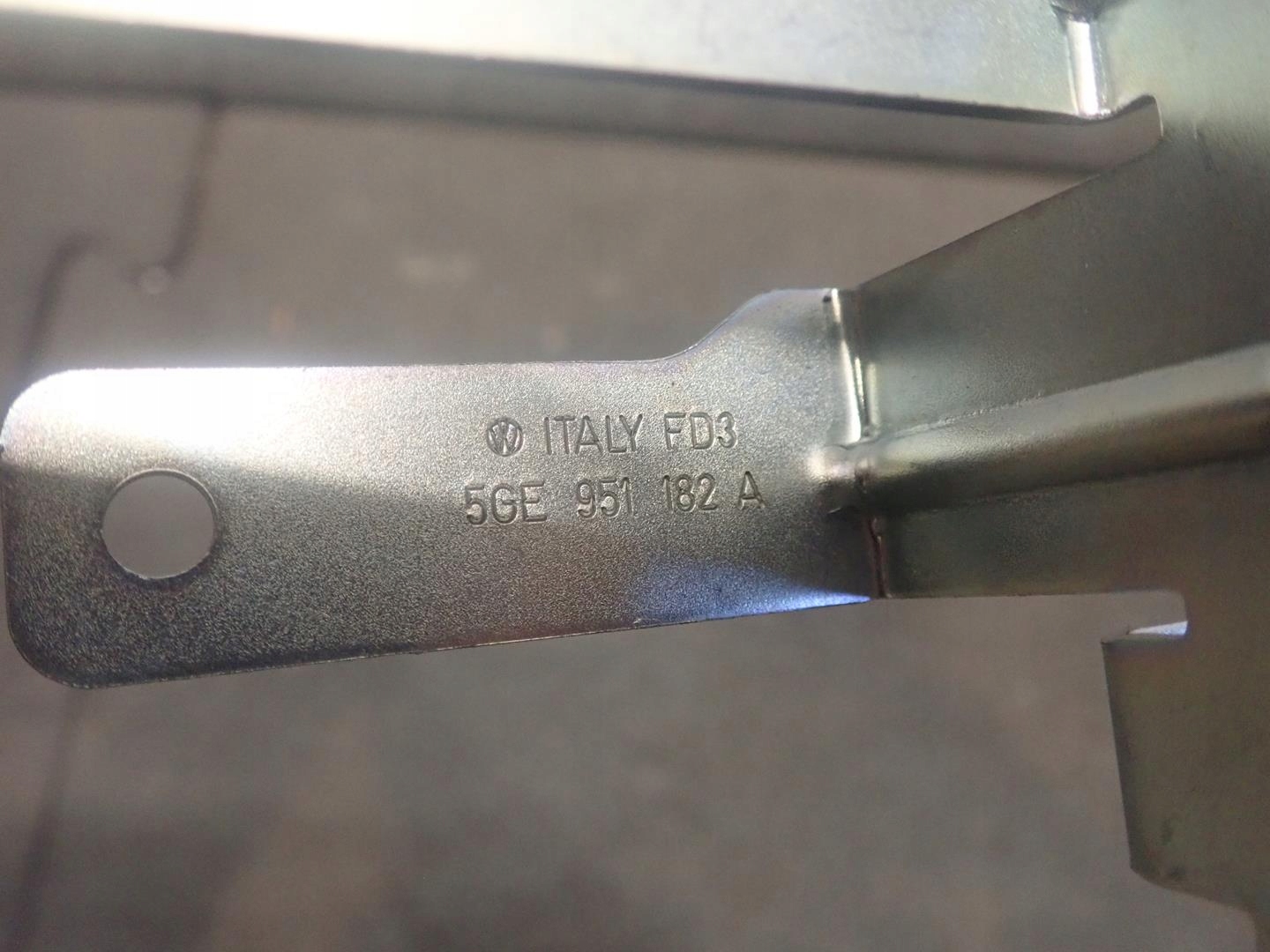SUPPORT PLAQUE KLAKSONU VW PASSAT B8 2014- 5GE951182A