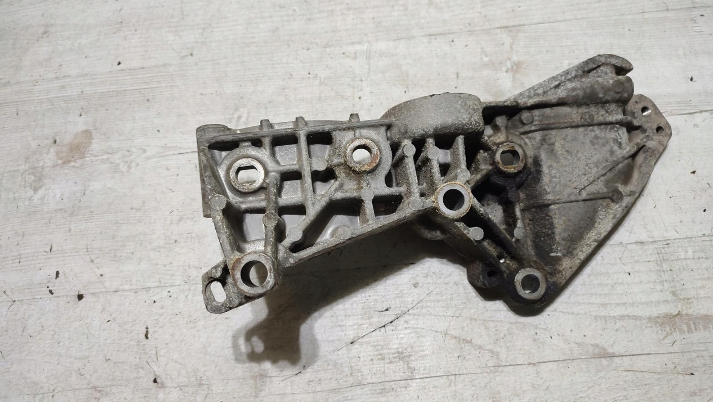 supporto alternatore 1.6 16V Dacia Duster e Lift 14r