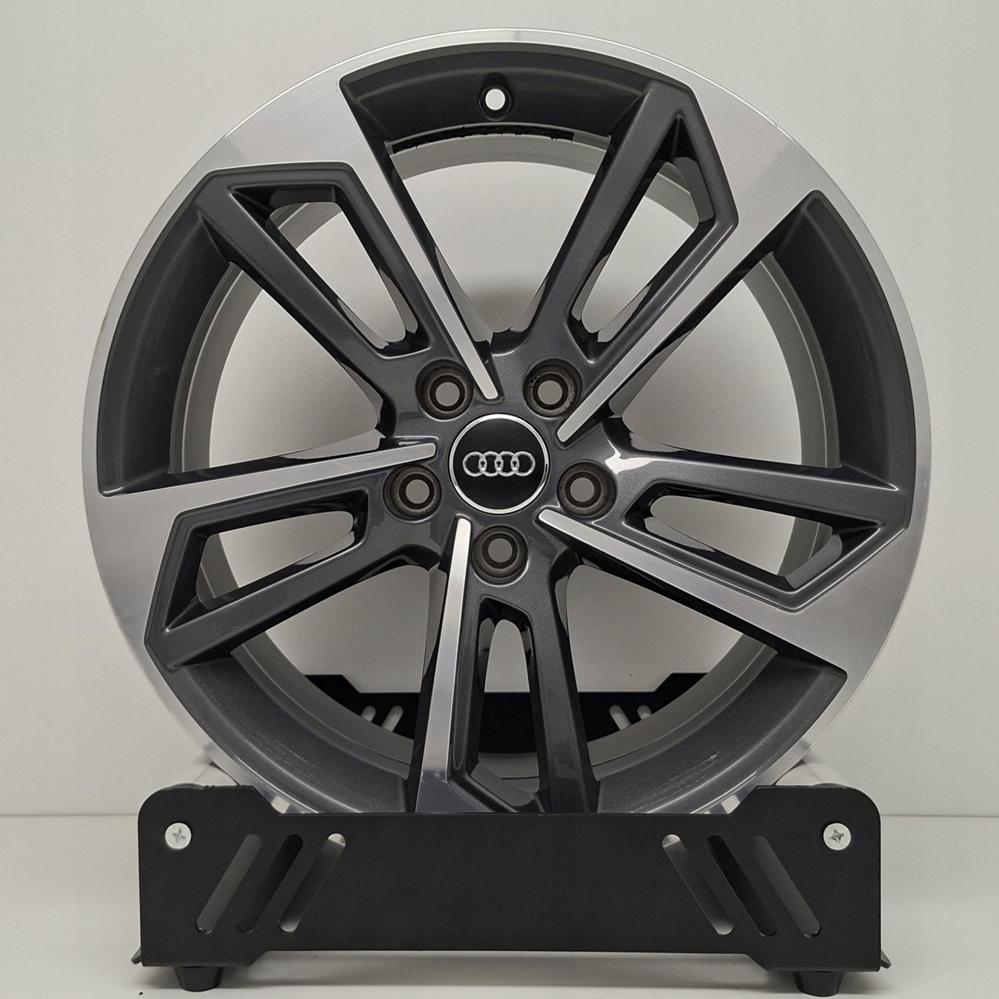 AUDI A4 18" 8W0601025J disk hliníkový