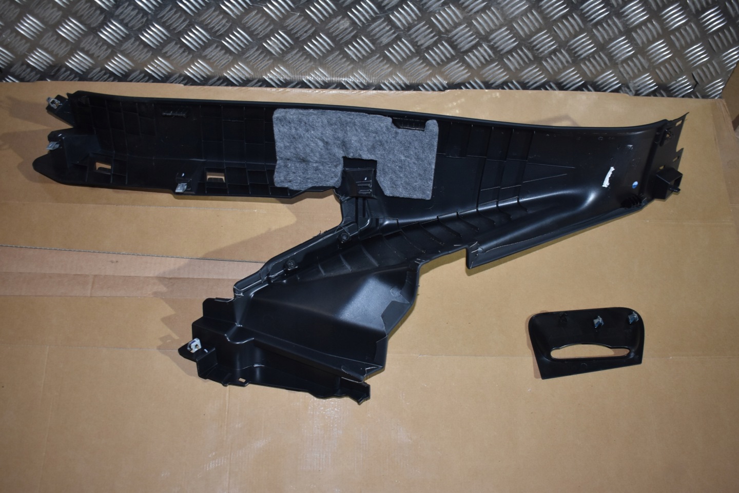 IDEALNA cover SLUPKA C right LAMBORGHINI URUS 1