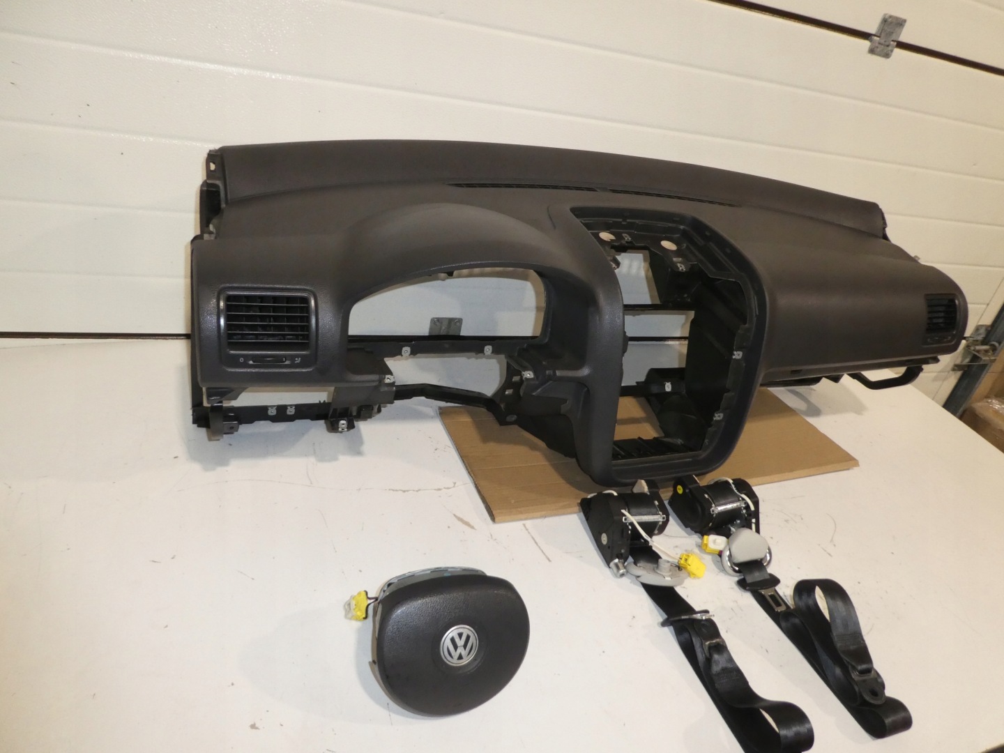 dashboard instrument panel console cockpit VW GOLF V tension belts