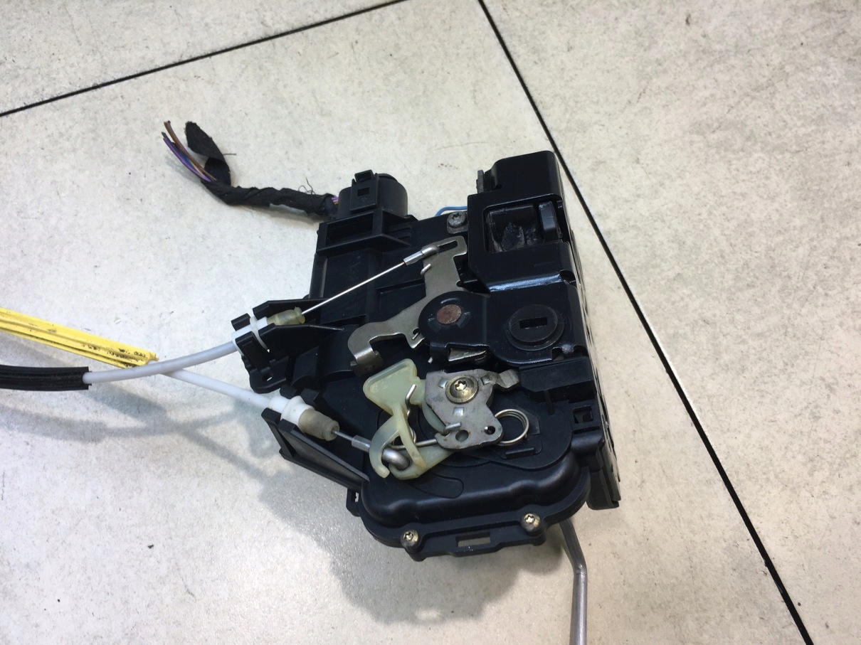 lock door left rear part AUDI A6 C5 7 PIN