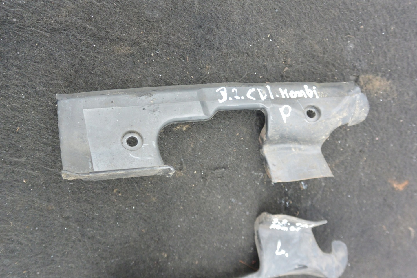 BLENDE ABDECKUNG SCHARNIERE HECKKLAPPE KPL MERCEDES W211 KOMBI