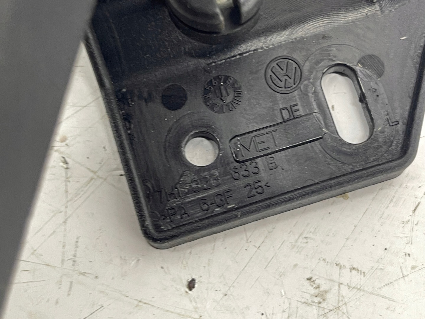 VW T5 LIFT 2.0 BITDI Poignée Câble Levier pour l’ouverture du capot 7H1823633B