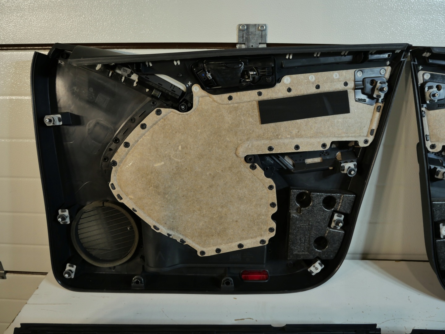 VW TIGUAN the centre side upholstery DYNAUDIO 4SZT