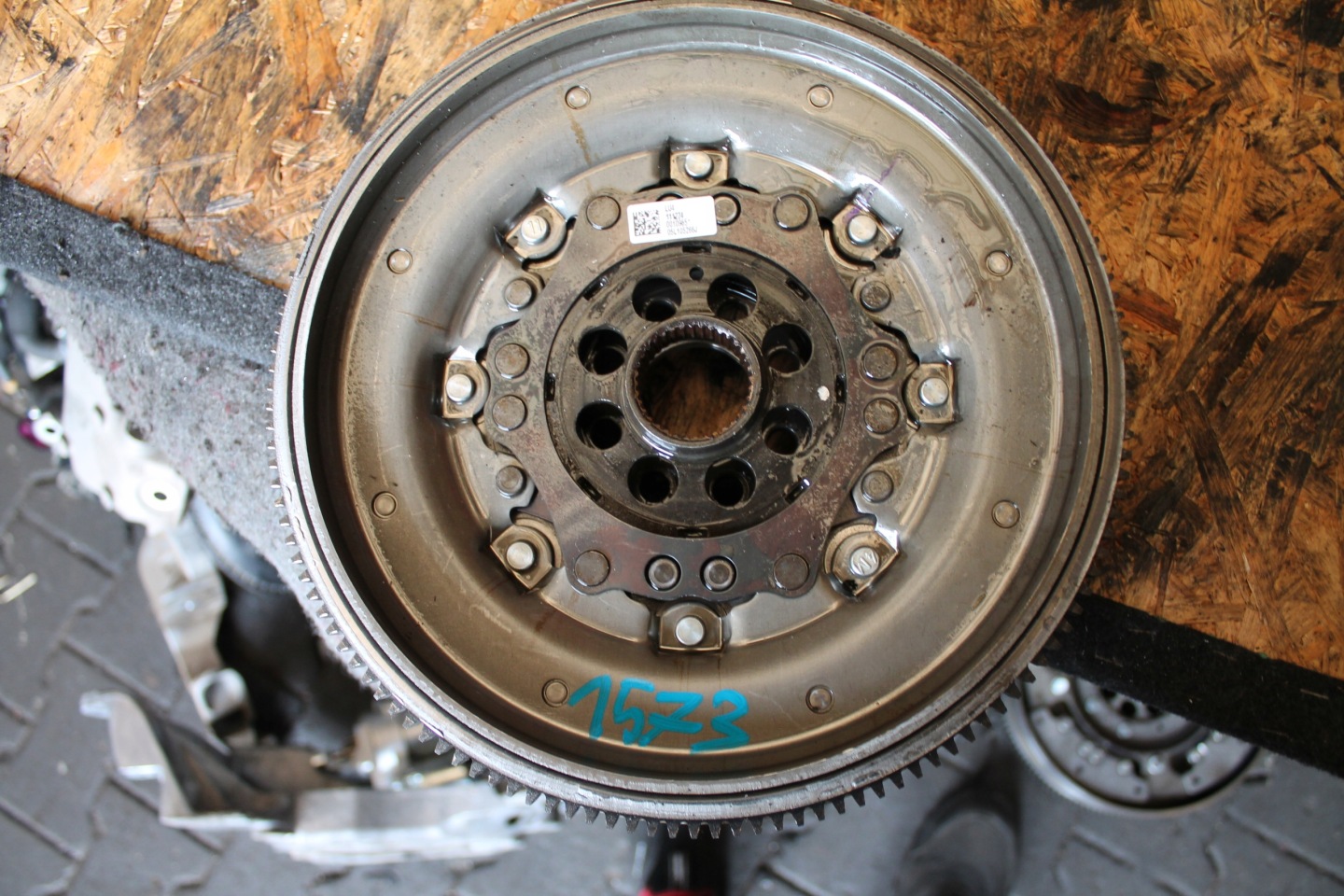 1573. dual mass flywheel VW SEAT 05L105266J