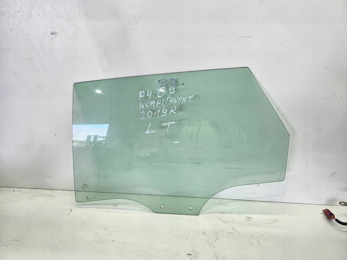 window side door left rear part AUDI A4 B9 AVANT 8W9845205 2019R