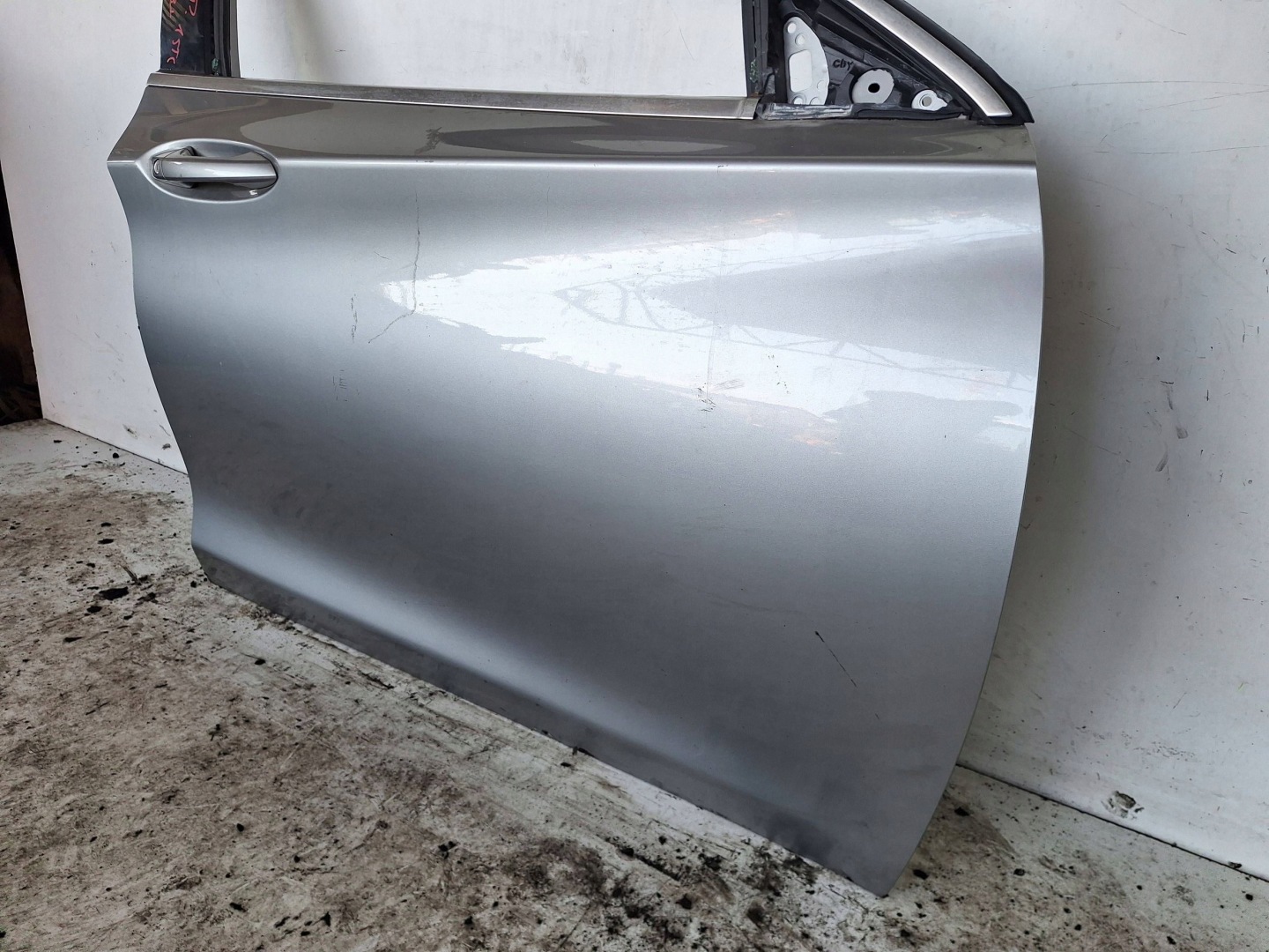 INFINITI Q30 15-19 door right front