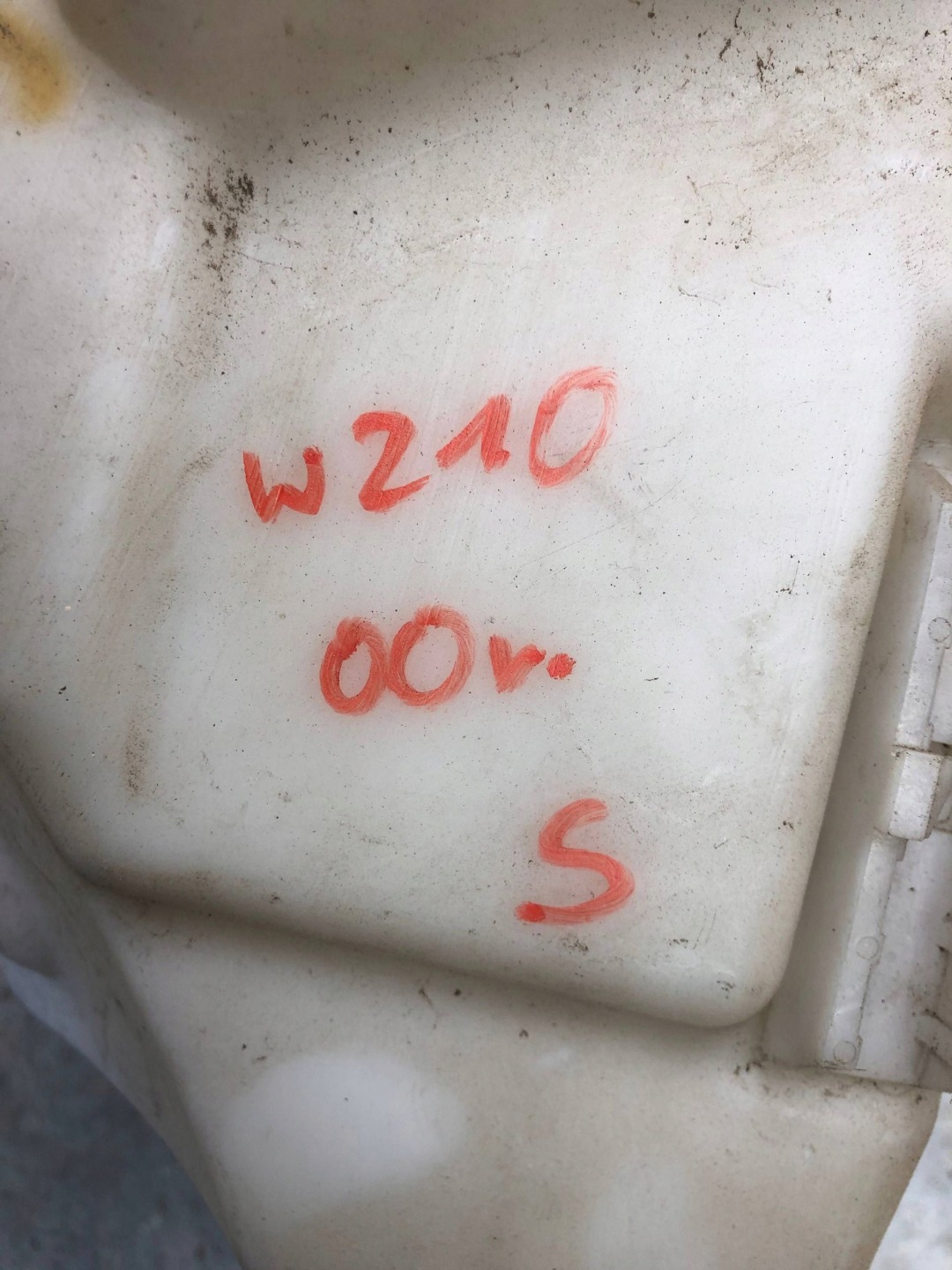 washer fluid tank MERCEDES W210 A2108691120