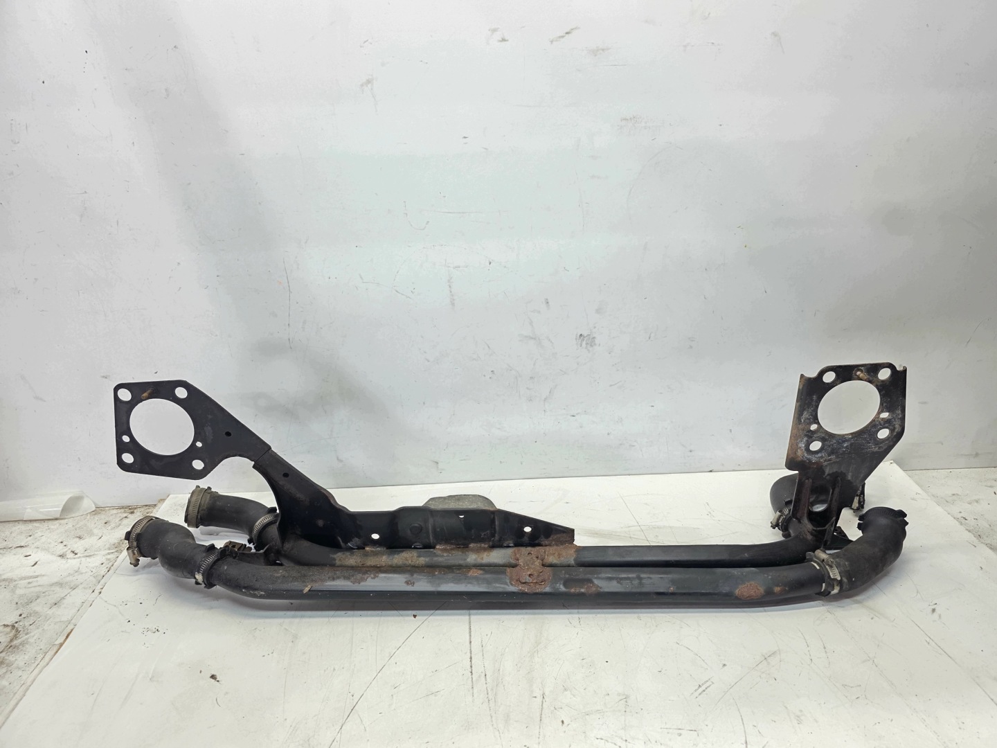 trouba vedení intercoolera Z stěny předního AUDI A4 B7 2.5 TDI 8E0199521BM