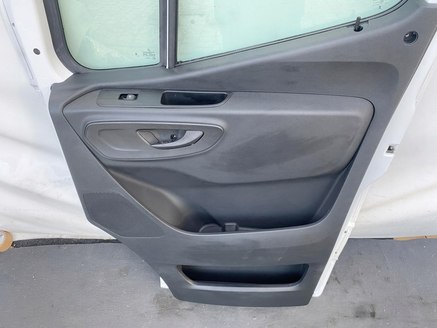 SPRINTER 907 910 17- door front right BIALE 25r. ORYGINALNE right front