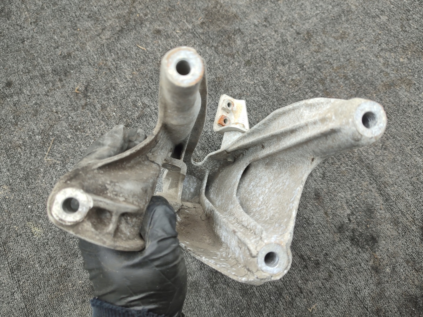 holder engine mount VOLKSWAGEN T6 2.0 TDI 7E0199370L