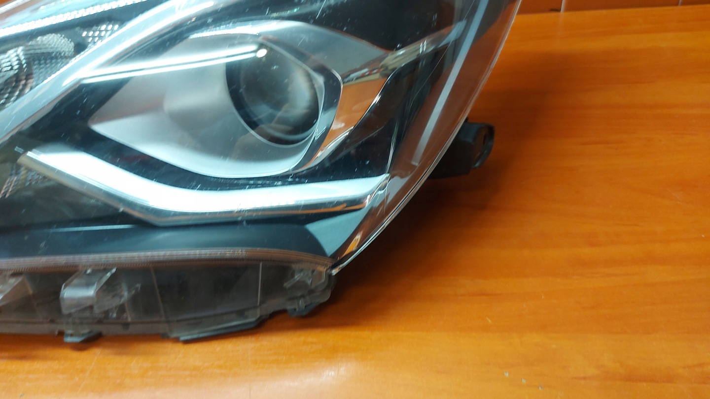 REFLEKTOR light left left front TOYOTA YARIS III 17