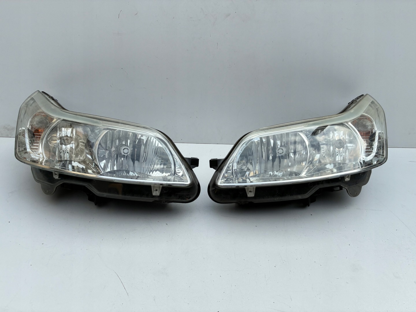 Reflektor light front front right left CITROEN C4 and 04-10r. ==OEM== EU