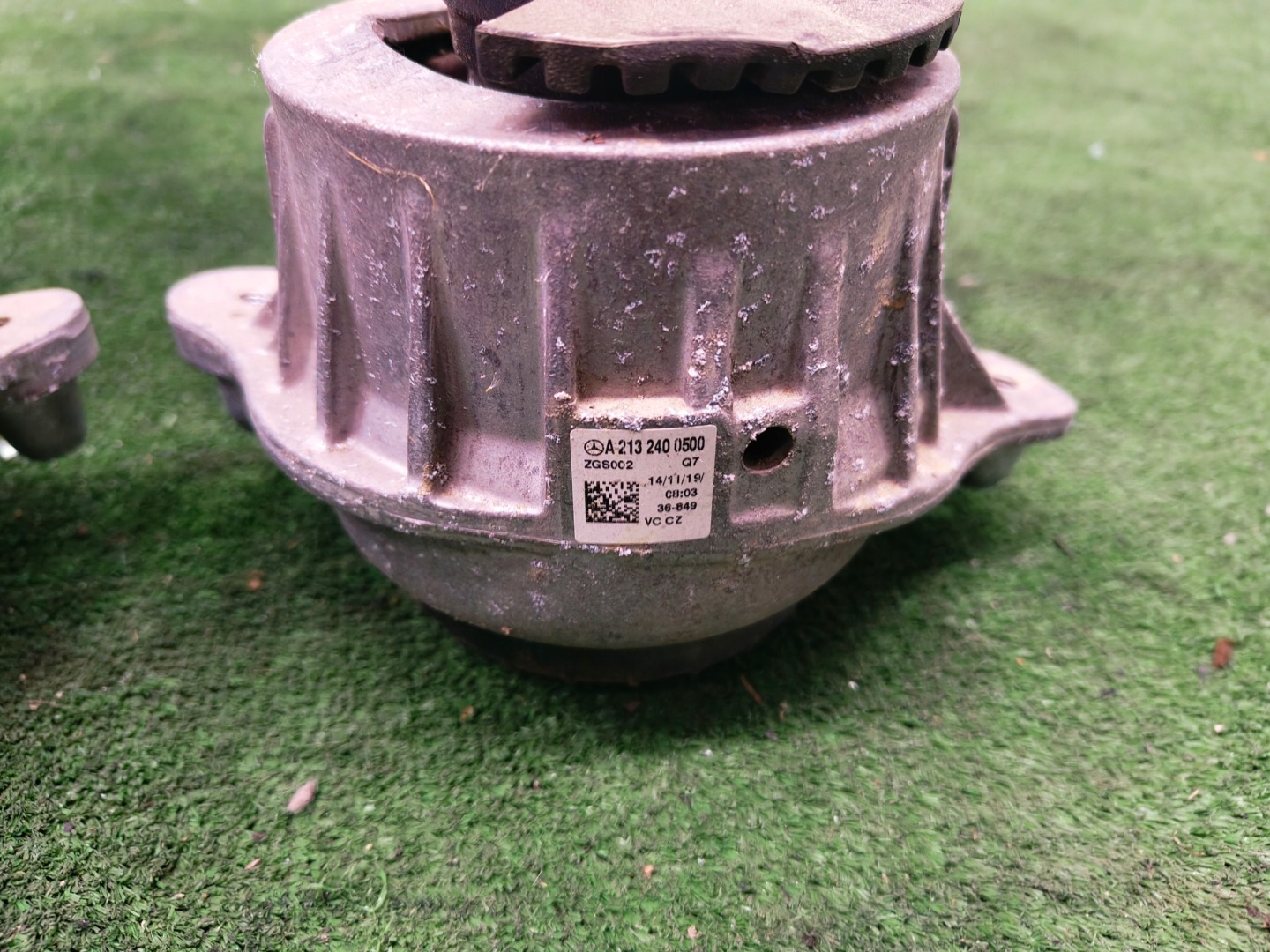 MERCEDES BENZ W205 engine mount right left A213240500 A2132400500