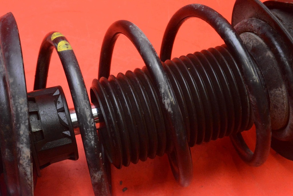 shock absorber left front A2043200413 MERCEDES C-KLASA W204 1.8 compressor; 07