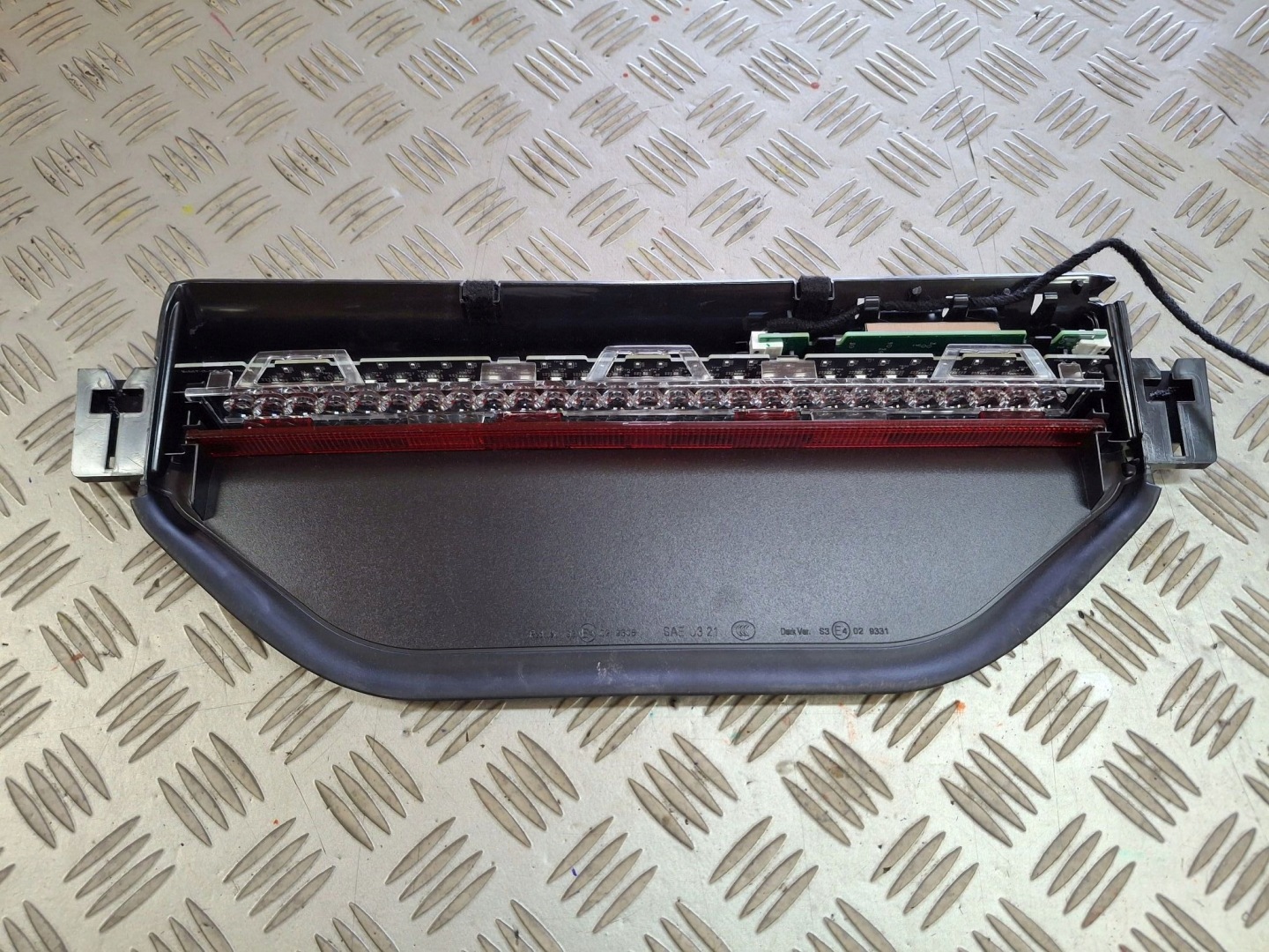 TRZECIE Feux phare STOP du capot TESLA MODEL Y 2020R->