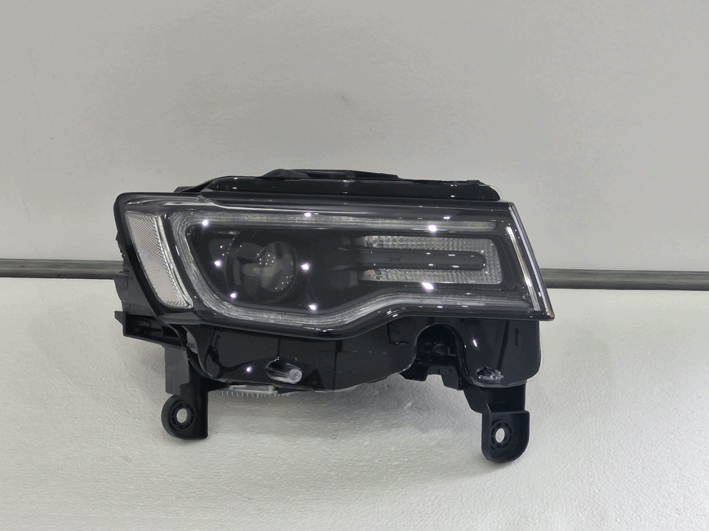 light right Jeep Grand Cherokee WK2 SRT black Bi-Xenon positioning