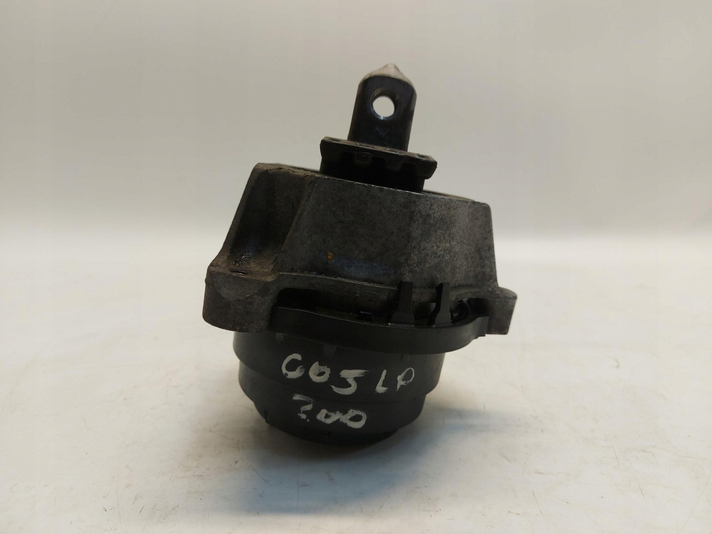 BMW G05 X5 3.0d 2019r engine mount left 6890831