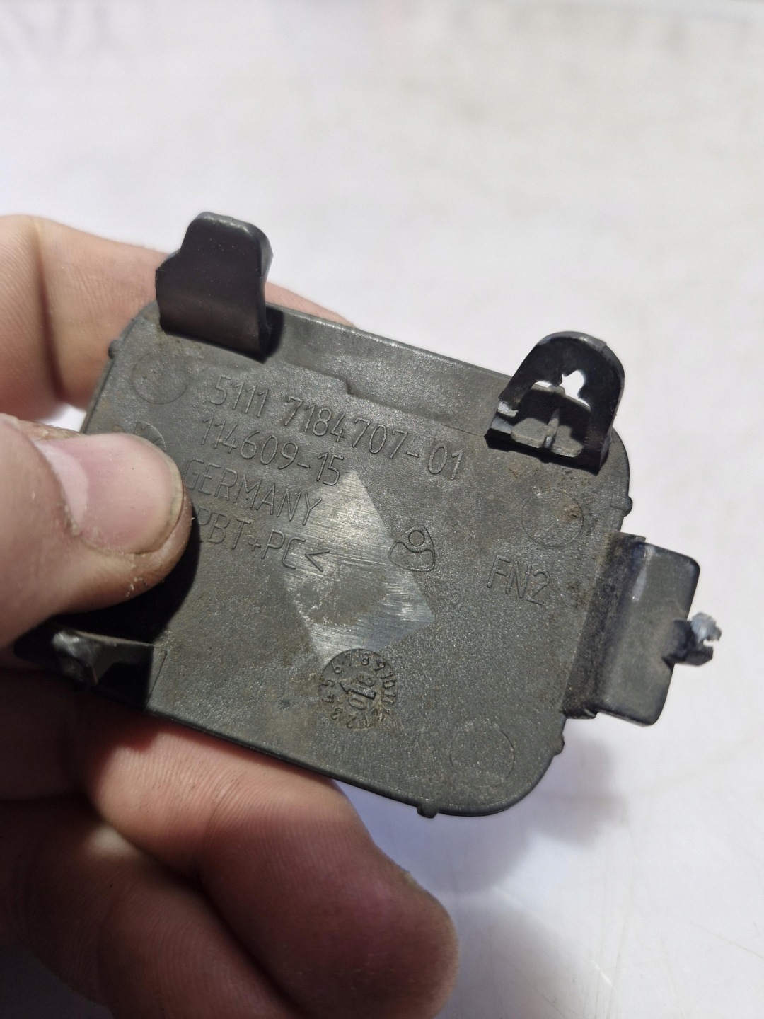 7184707 BMW E60 E61 Abschleppöse der Stoßstange vorne