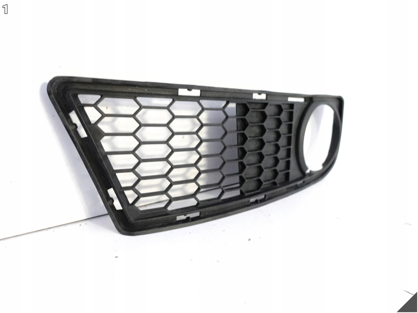 BMW 1 COUPE E82 E88 m-packet 04-07 grid grille W bumper front right