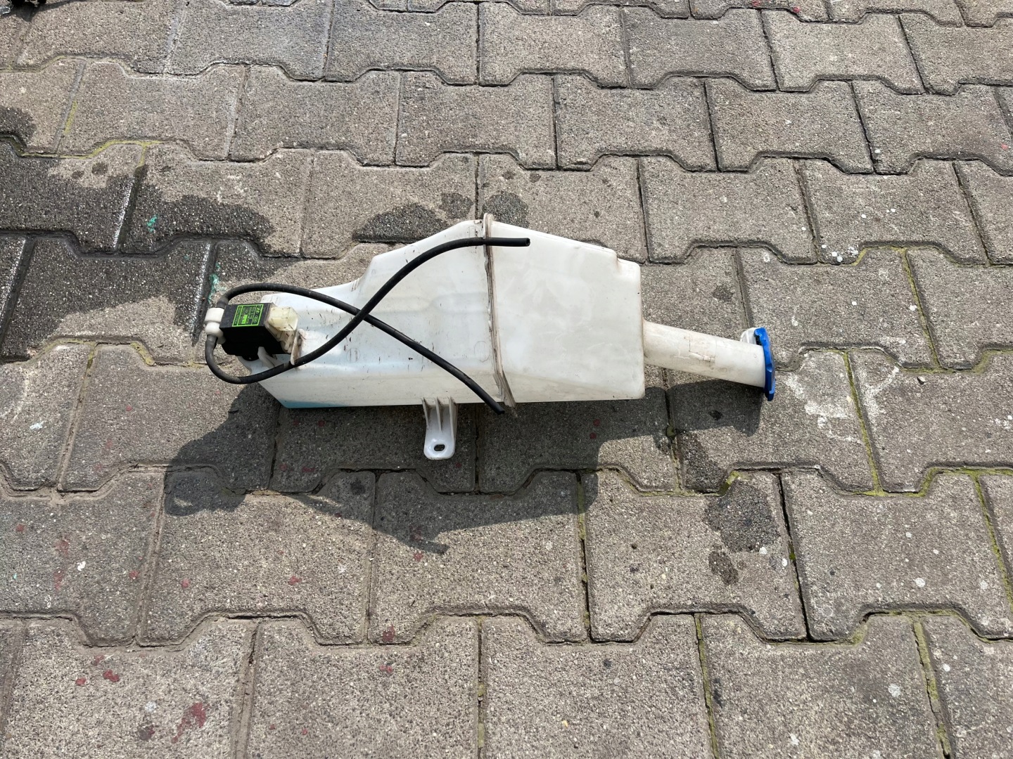 Hyundai IX 20 washer fluid tank