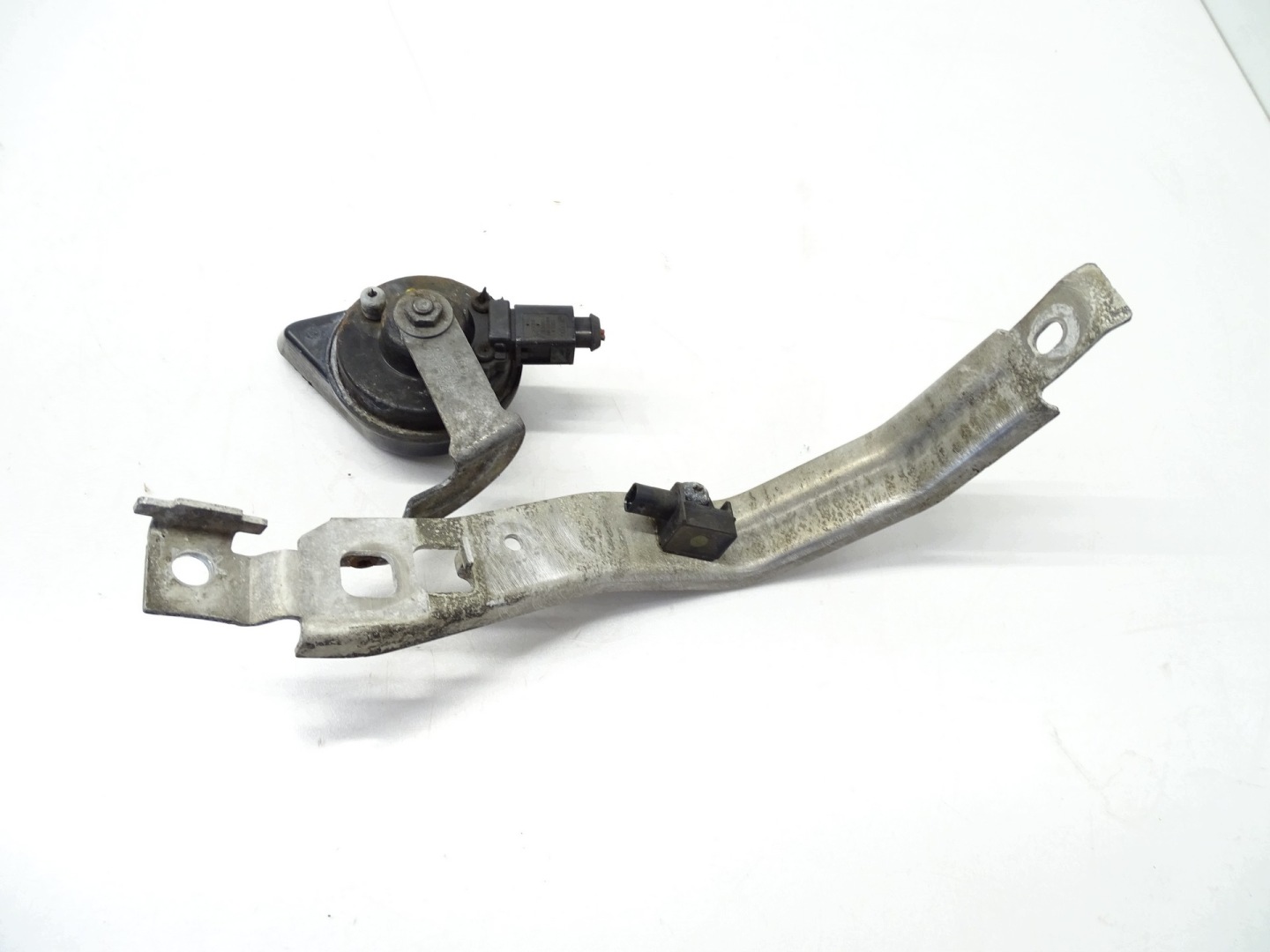 KLAKSON SYGNAL bracket holder left side AUDI TT 8S0959115A 8S0951223
