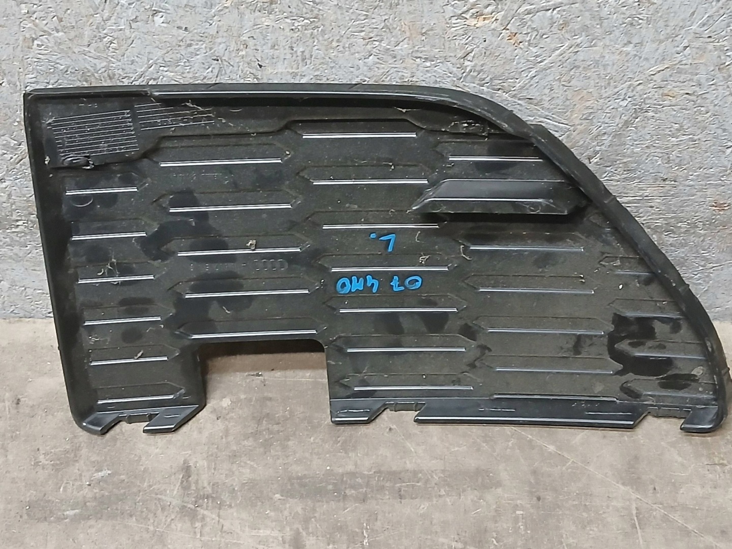 nárazník předek levá mřížka AUDI Q7 4M 4M0807151G