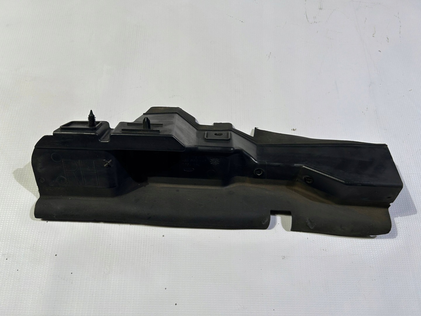 intake drain air duct air line right Ford Mustang 2010-2012