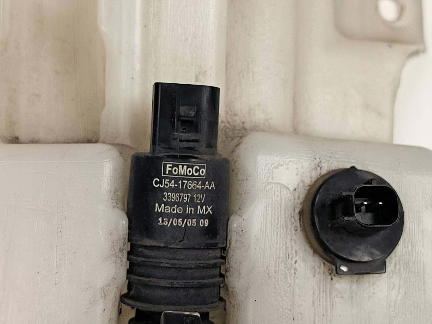 washer fluid tank EJ7B-17B613-AB LINCOLN MKC