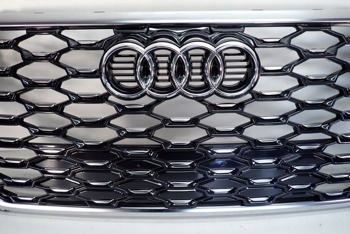 AUDI Q3 II S-LINE 18- grille 83F853651B