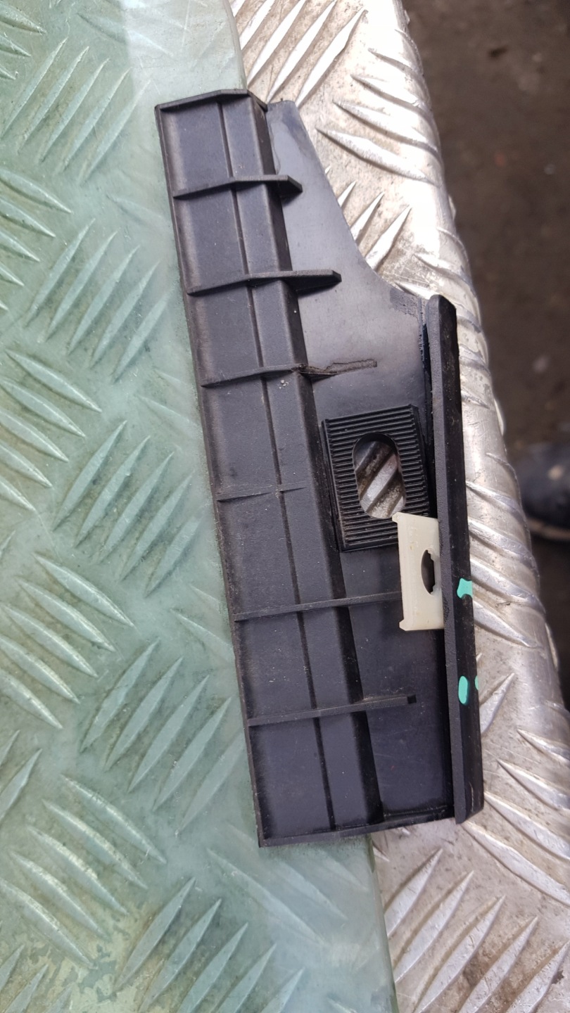 AUDI A8 D2 window left rear part door