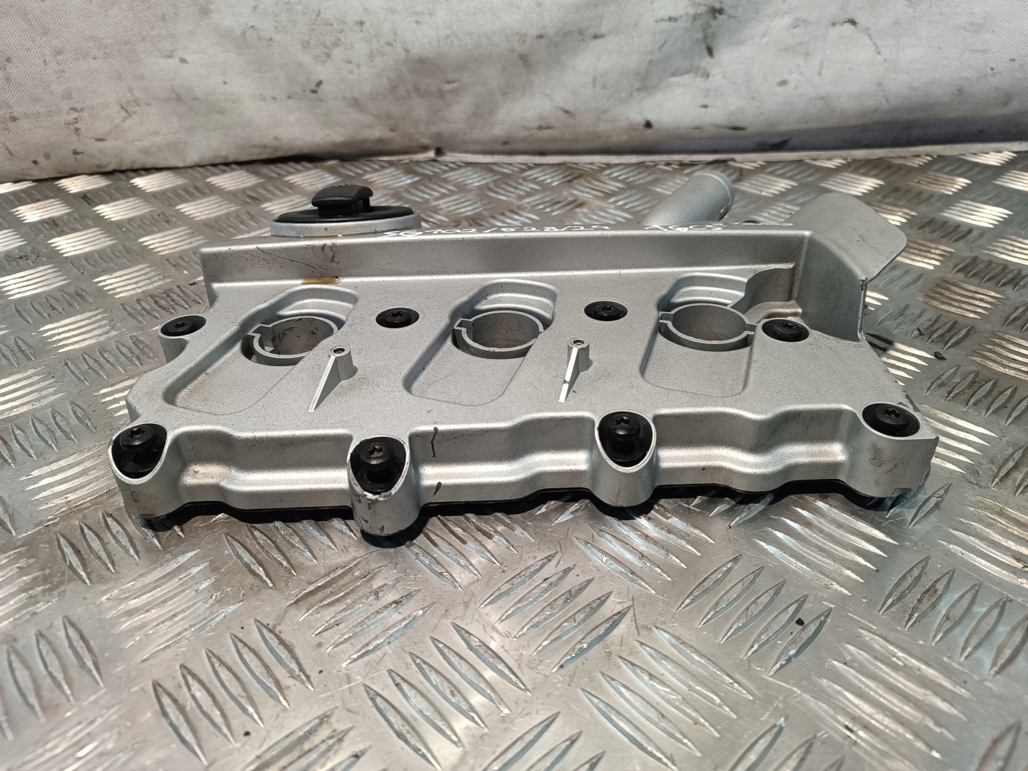 Abdeckung der Ventile AUDI A6 C6 2.4B V6 2004r 06E1034720