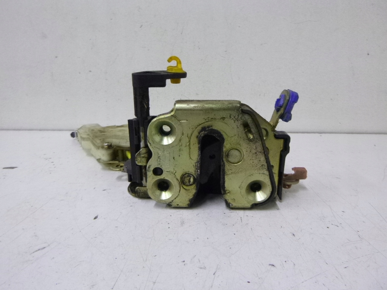 lock door front left Nissan Almera Tino 02r.