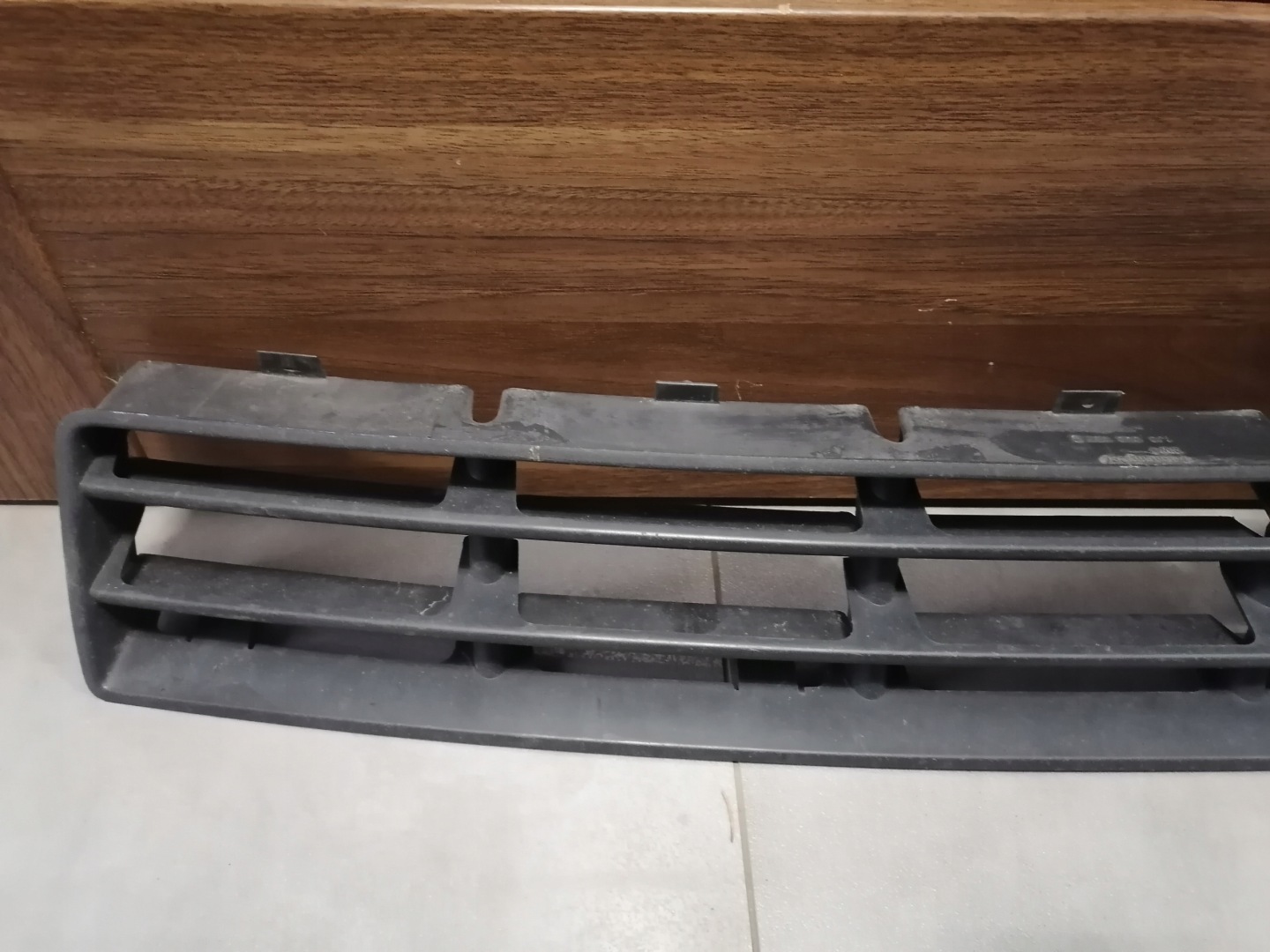 Lüftungsgitter der Stoßstange mitte VW GOLF IV 1J08753677D
