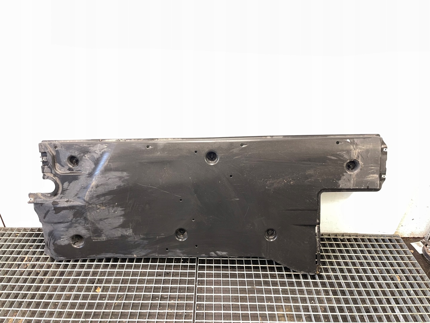 VOLKSWAGEN PASSAT B8 Variant left side cover chassis 3Q0825201B