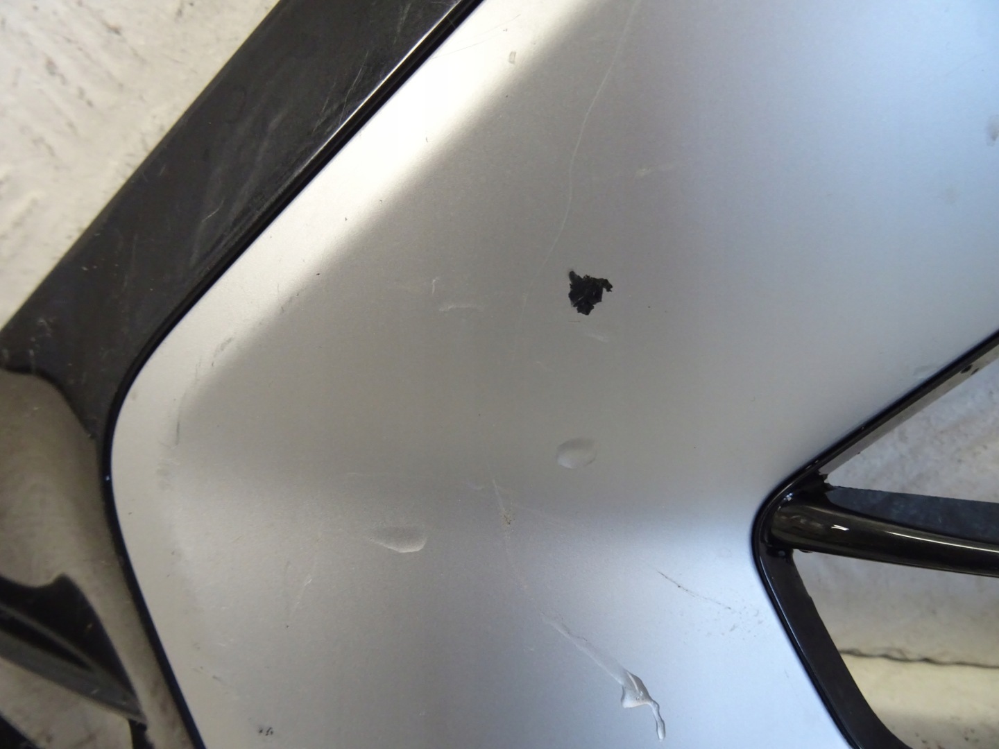 grid of a bumper front front left AUDI Q2 81A807681G
