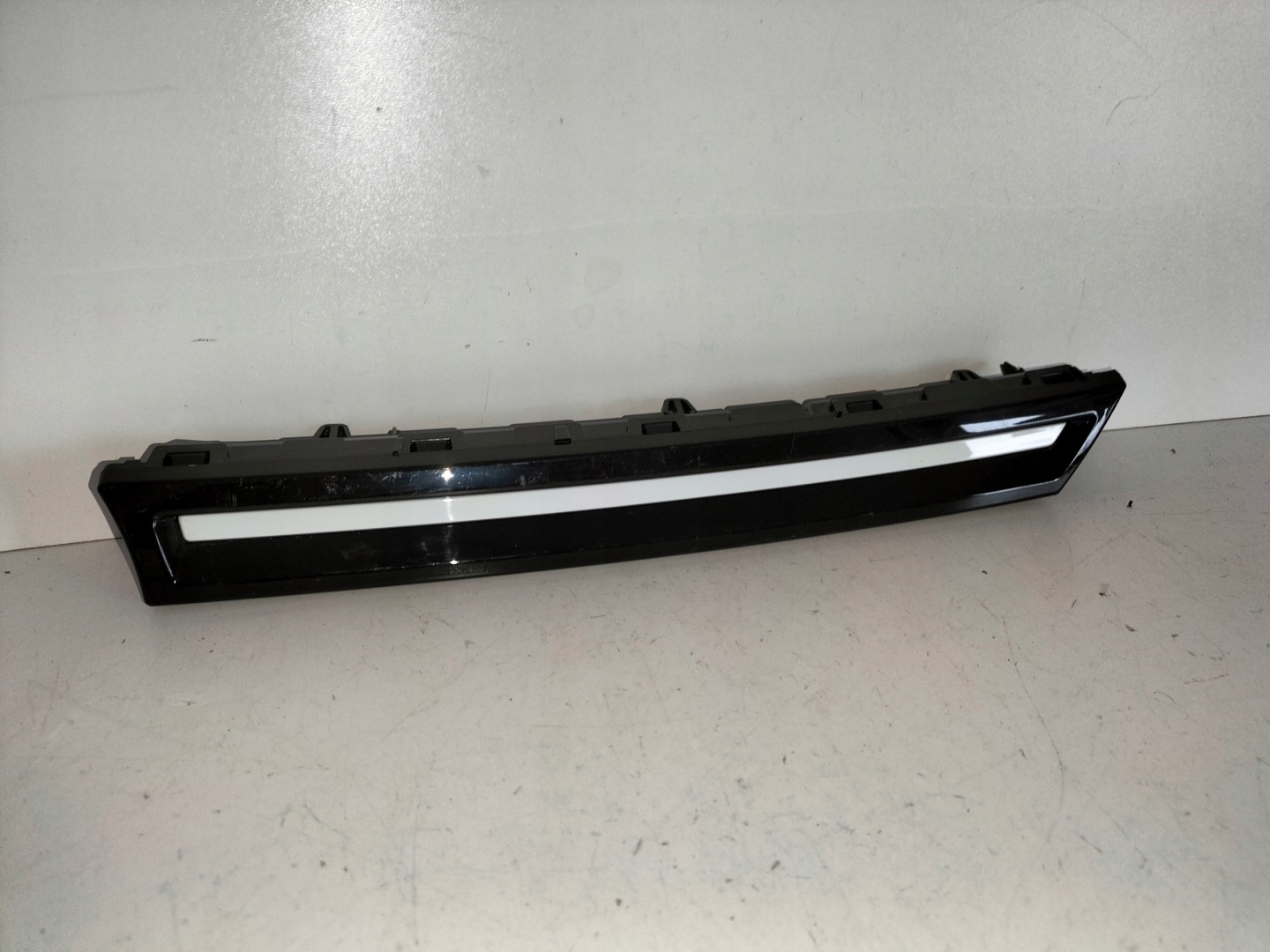 lišta masky maska levý VW ID7 23