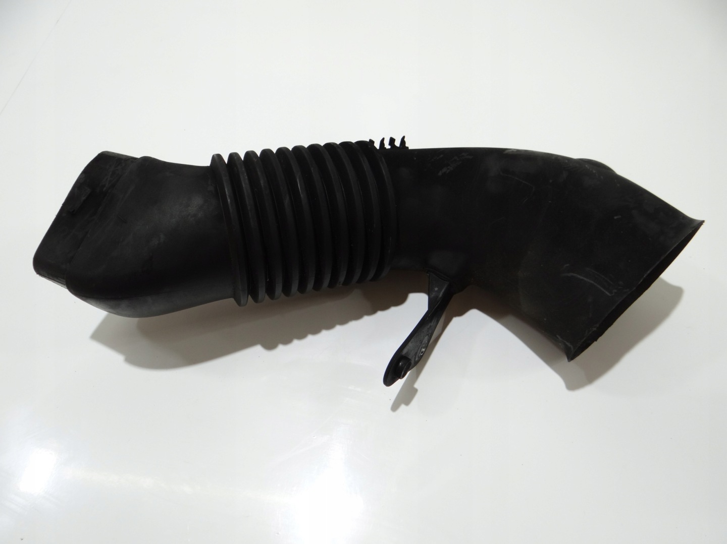 pipe intake air BMW E60 E61 256D2 7790056 (4647744)