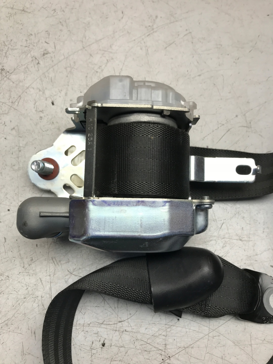 tension belt adjuster left front HYUNDAI I40 88810-3Z000RY