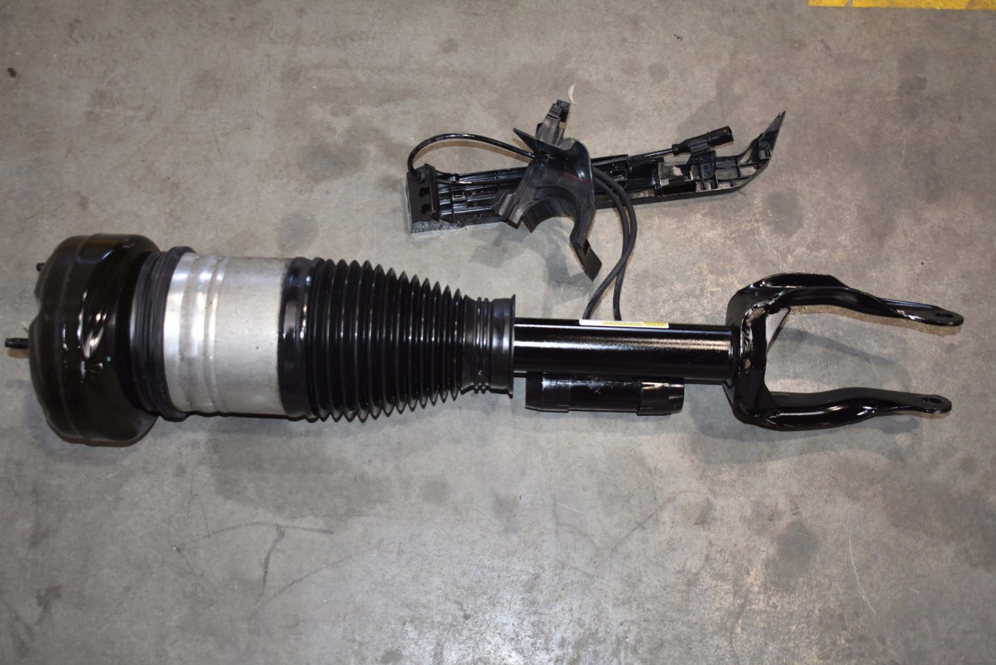 IDEALNY shock absorber front front right MERCEDES GLE W167 1