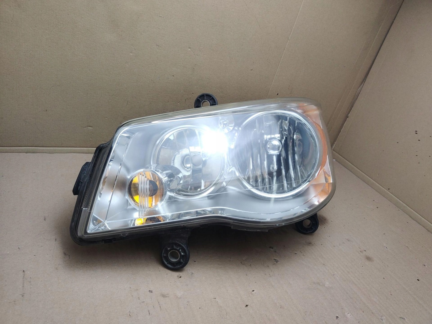 light front left side Chrysler Town and Country 5 2009